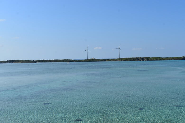 池間大橋|風力発電の風車が2基たった、西平安名崎