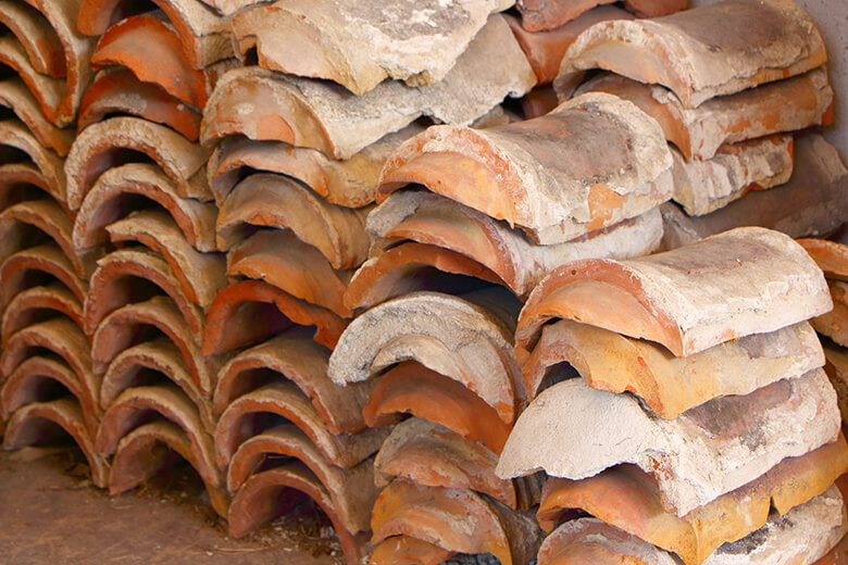 ぎゃらりーゆしびん|積まれた赤瓦