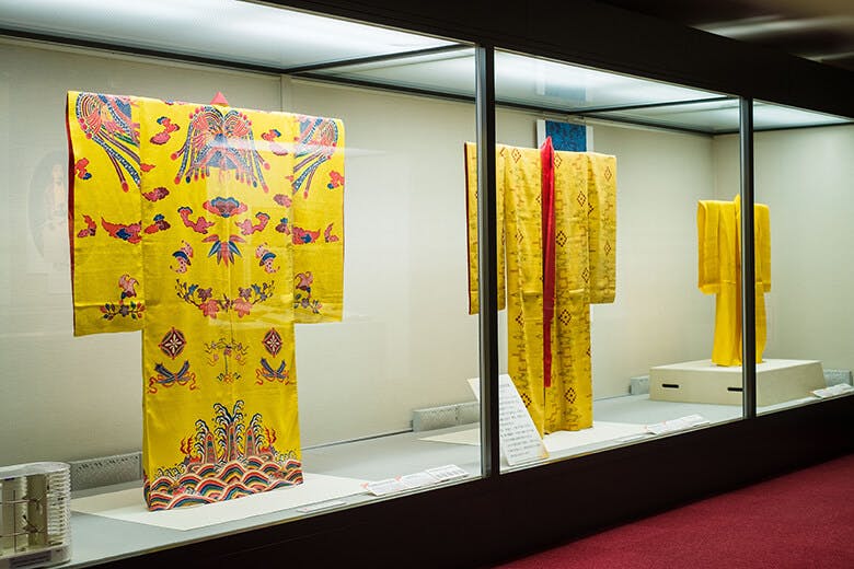 那覇市歴史博物館|国宝の黄色地衣装