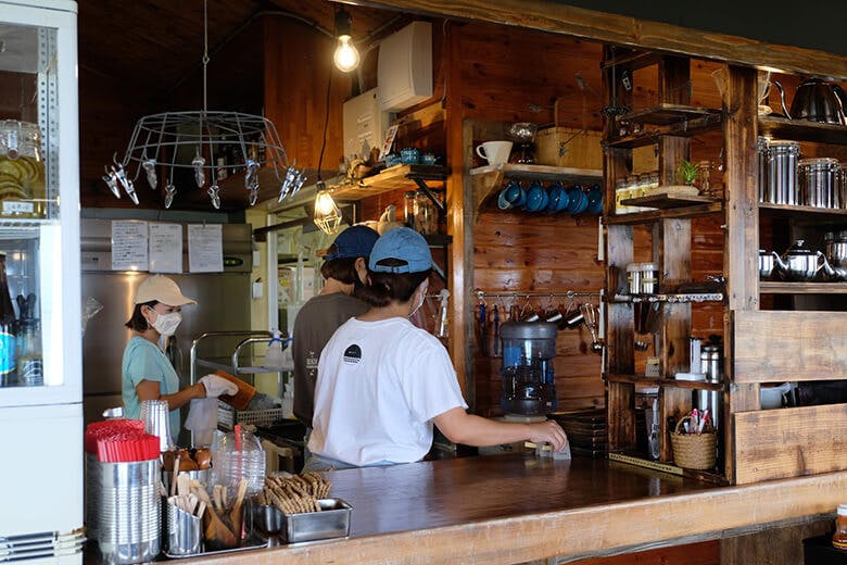 島cafeとぅんからや|複数の女性スタッフが働くカウンター内