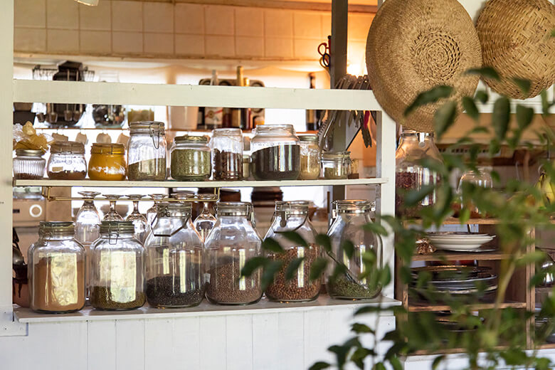 クルミ舎|棚に並べられた色とりどりのスパイス