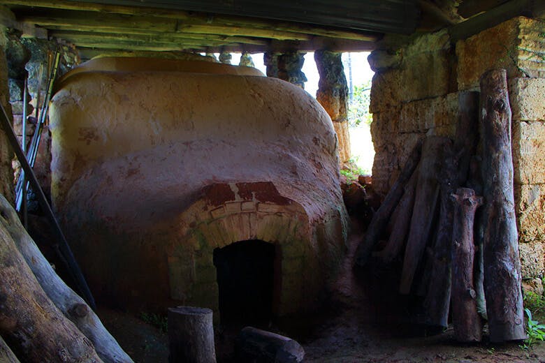 やちむんの里｜窯の最下層にある焚口（たきぐち）