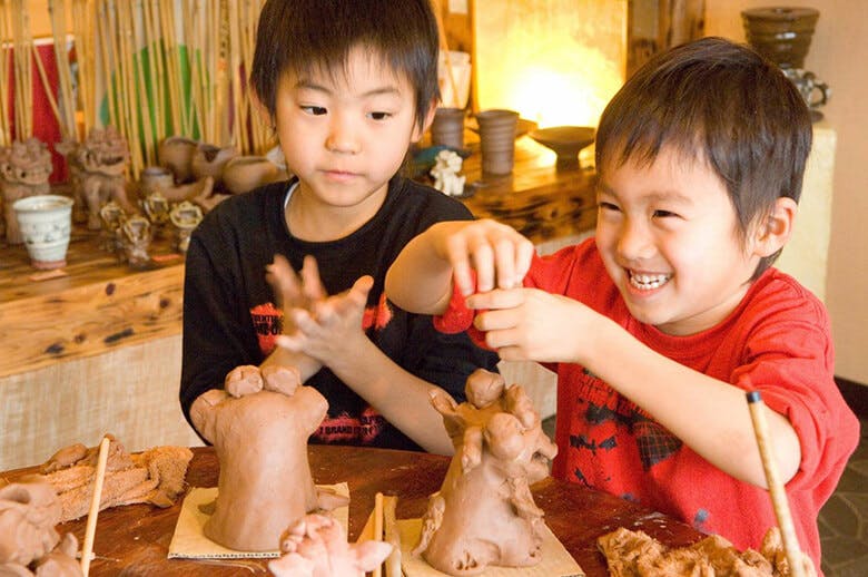 シーサーモノガタリ|シーサーづくり体験をしている小学生低学年ぐらいの男の子