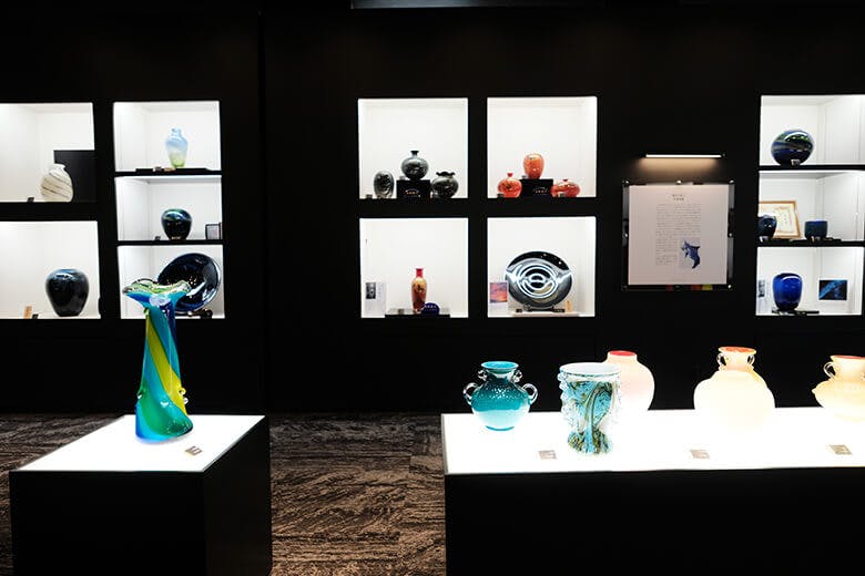 琉球ガラス村｜沖縄県工芸士の資格を持つ職人たちの作品展示