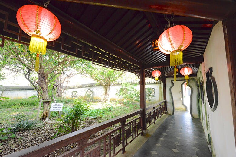 福州園|欄干と提灯