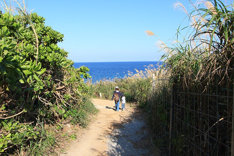 古宇利島ハートロック｜ビーチへの道を歩く親子