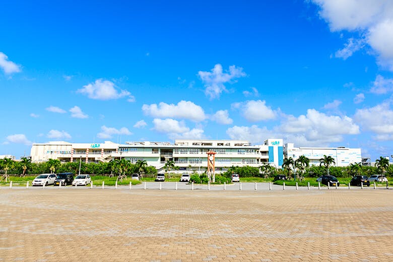 オリオンECO美らSUNビーチ｜そばにある大型のショッピングセンター「イーアス沖縄豊崎」