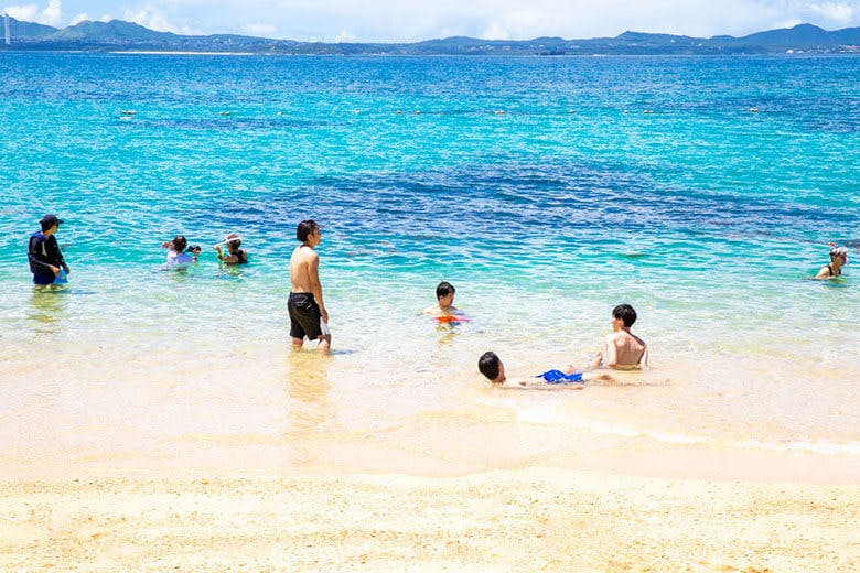 大泊(おおどまり)ビーチ|海水浴を楽しむ人々