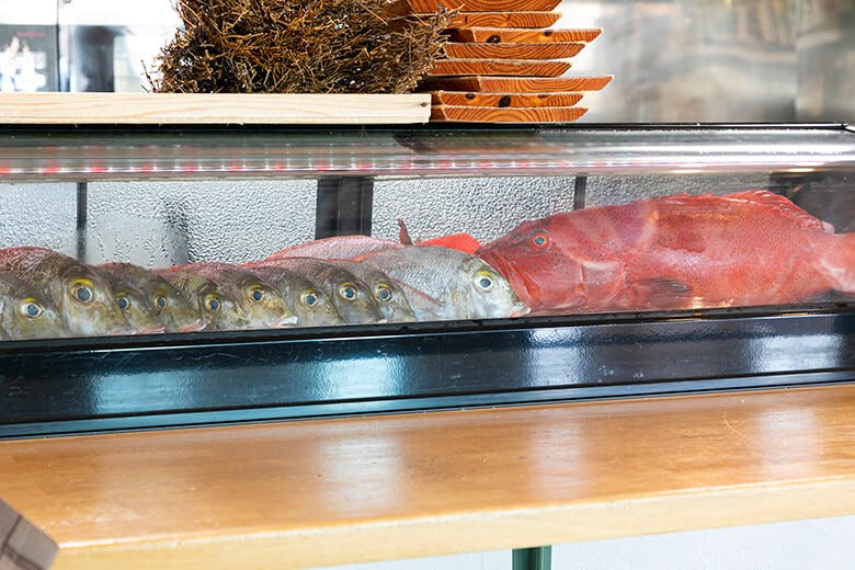 国頭港食堂（くにがみみなとしょくどう）｜ネタケースに入った地元の鮮魚