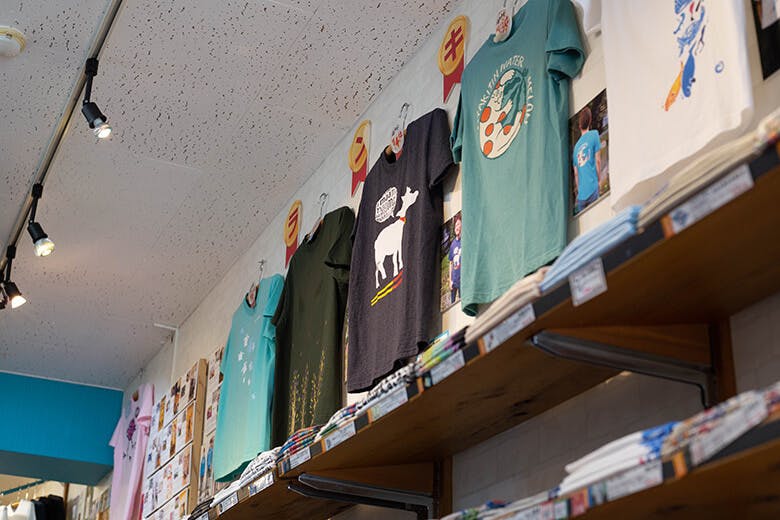 琉球ぴらす｜壁にディスプレイされたTシャツ