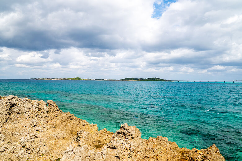 西平安名崎(にしへんなざき)|東側から見える池間島と池間大橋