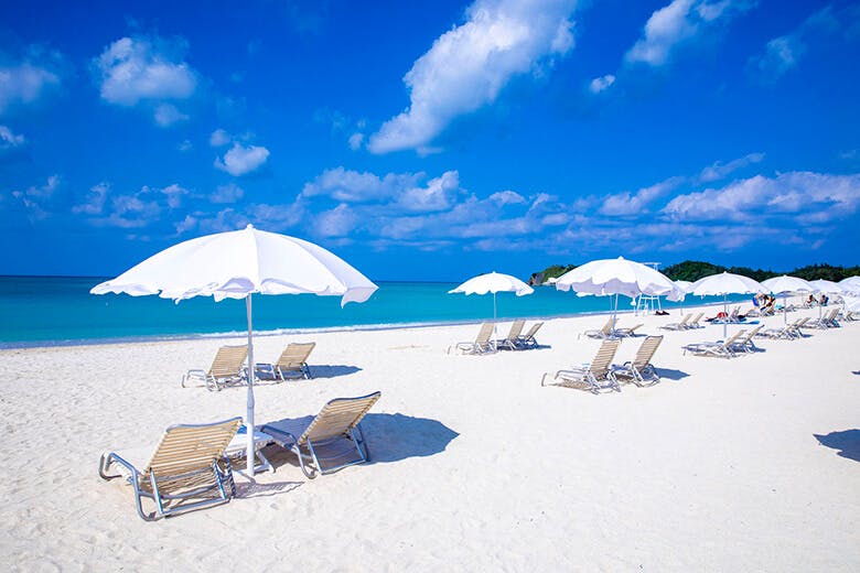 オクマビーチ|白いビーチに並べられた、これも白いビーチとチェア