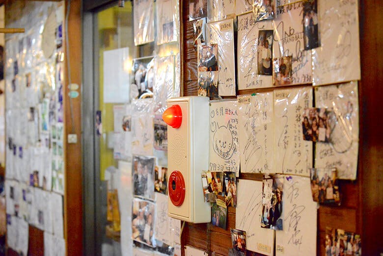 名護曲レストラン｜サインや写真の数々