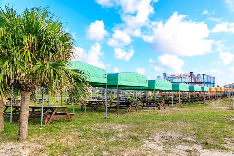 オリオンECO美らSUNビーチ｜立ち並ぶBBQテント