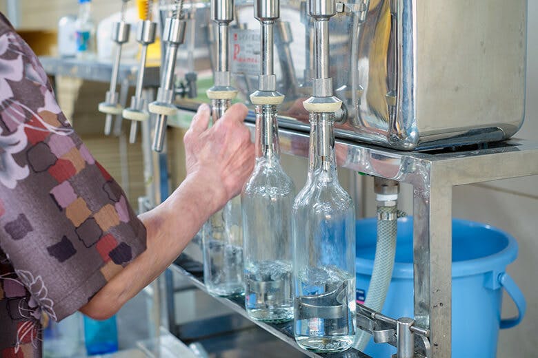 神谷酒造所|手動で瓶詰される泡盛