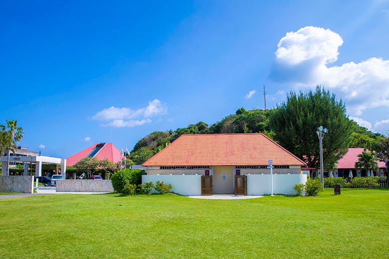 オクマビーチ|赤い屋根の更衣室兼シャワー