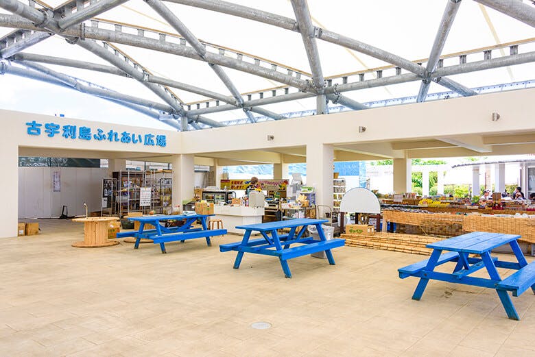 古宇利大橋|ふれあい広場の青いテーブル席
