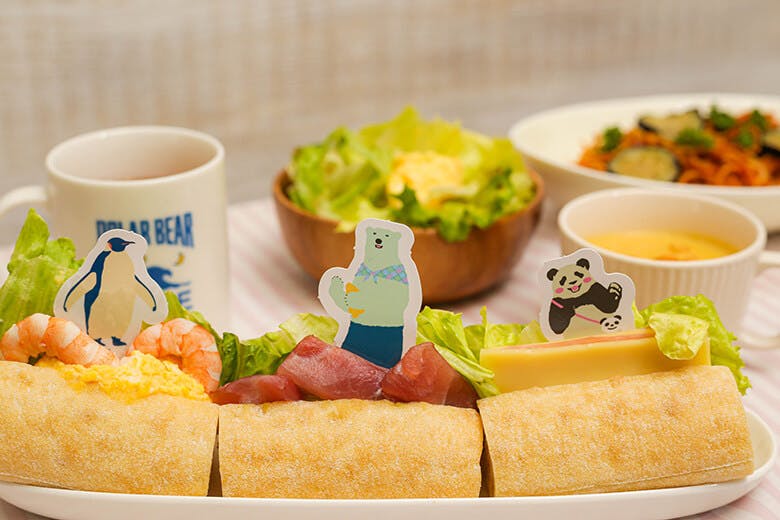 しろくまカフェ｜キャラクタープレートの立ったバケットサンドイッチ