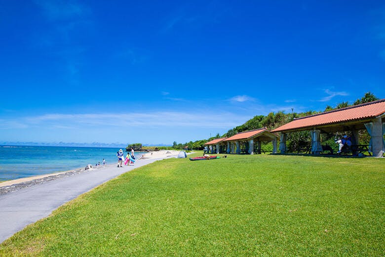 渡具知ビーチ｜ビーチそばに並ぶ、沖縄らしい赤瓦屋根の東屋