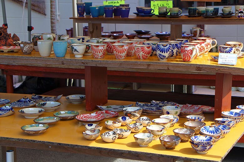 やちむんの里｜陶芸工房ふじで販売される様々なやちむん