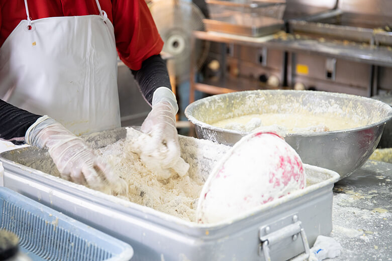 上間弁当天ぷら店｜具材に衣をからめる