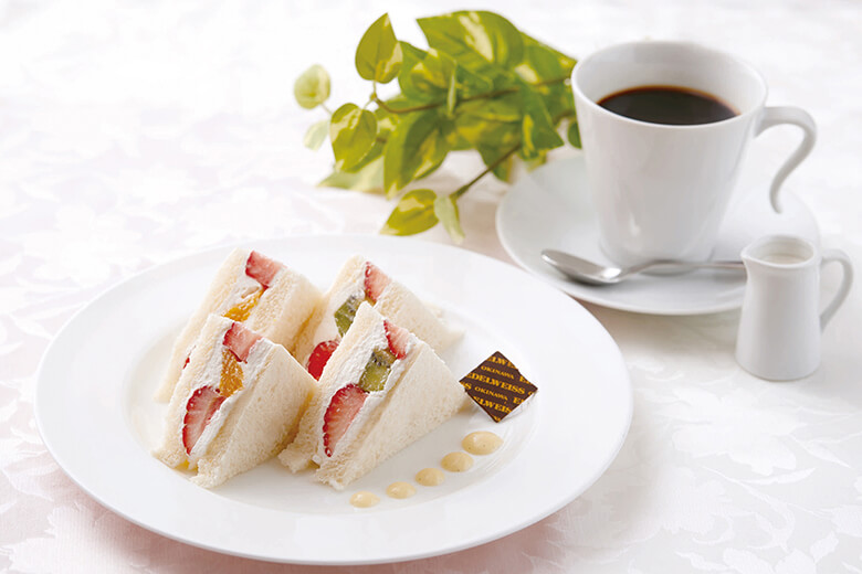 エーデルワイス沖縄｜苺の目立つフルーツサンドとホットコーヒー