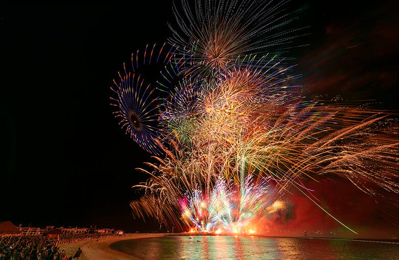 エメラルドビーチ|サマーフェスティバルでビーチから打ち上げられる盛大な花火