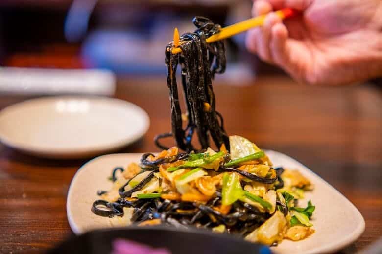 「あかがーら」|メニュー一例(イカスミ焼きそば)