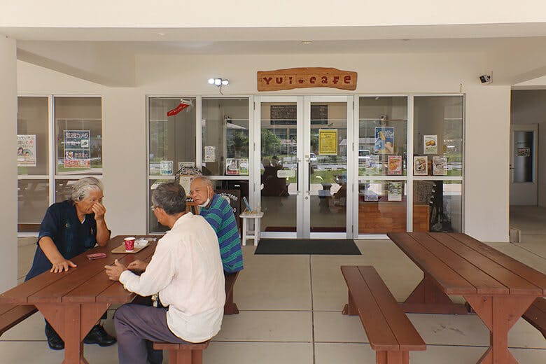 道の駅ゆいゆい国頭｜ゆんたくする地元の先輩たち