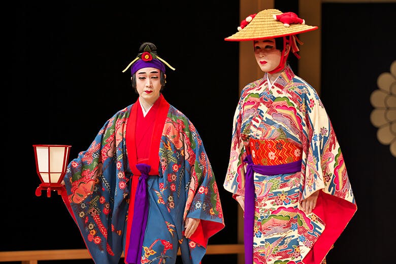 国立劇場おきなわ｜組踊「執心鐘入（しゅうしんかねいり）」のワンシーン