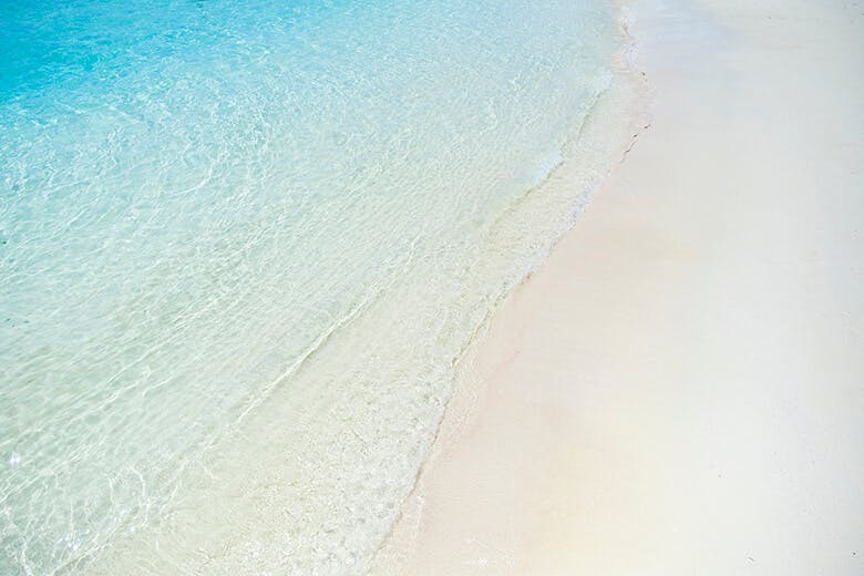 与那覇前浜ビーチ|まるで琉球ガラスのような透明度の波打ち際