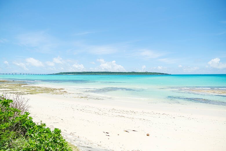 与那覇前浜ビーチ|水底の白砂に映り込む、美しい水面のきらめき