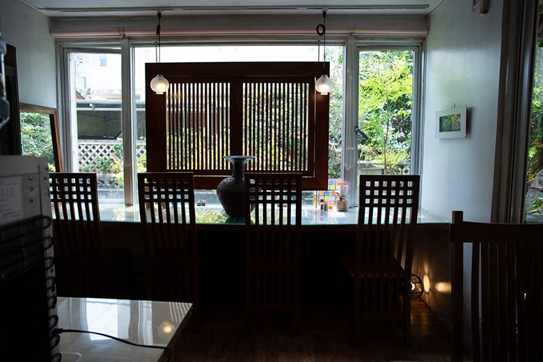 首里ほりかわ|インドネシアの家具をあしらったオリエンタルな雰囲気の店内