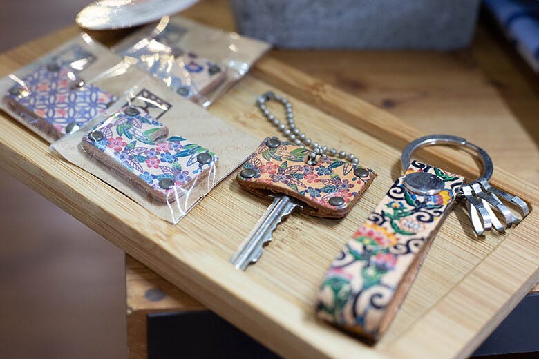 琉球ぴらす｜紅型模様がプリントされたレザーキーホルダー