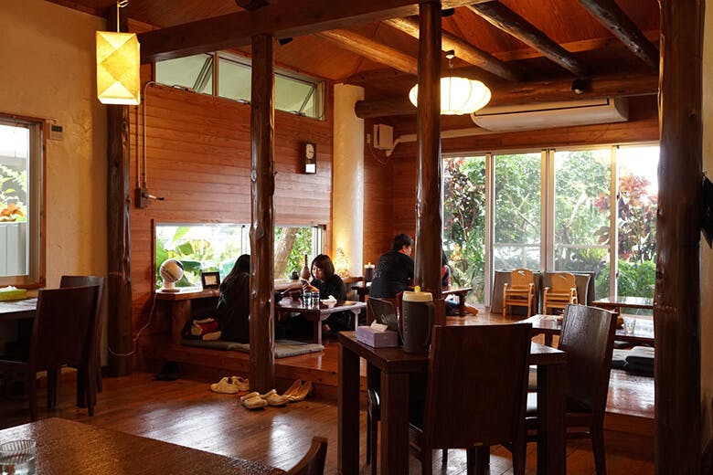 古謝そば屋｜天井が高く開放感のある店舗内観