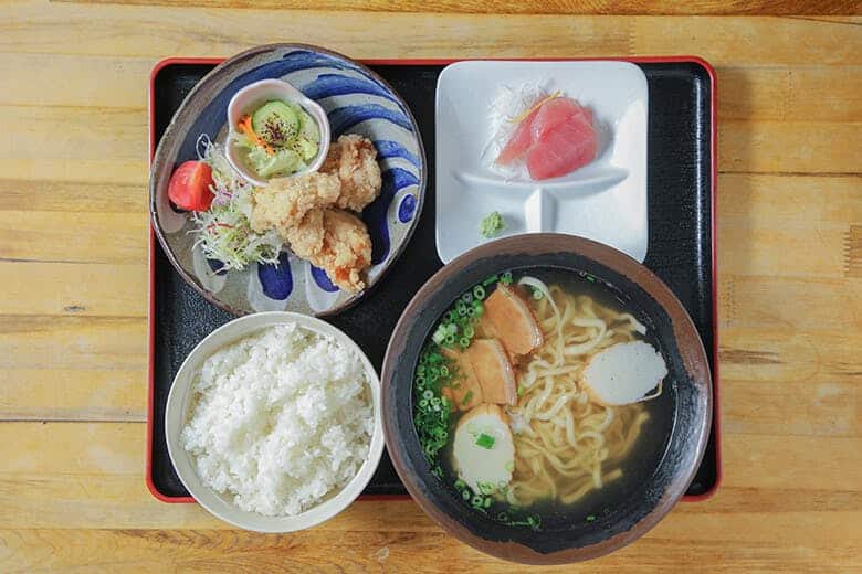 やちむん食堂｜刺身と鶏のからあげが付いた「沖縄そばセット」