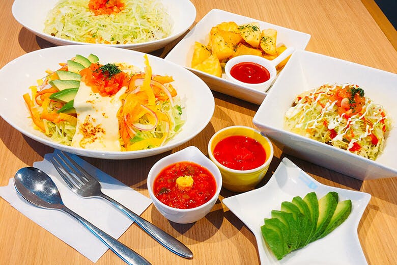 豊見城（とみしろ）タコライス｜テーブルに並べられた色鮮やかなお料理