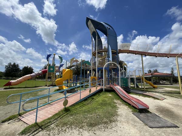 04東崎都市緑地 イルカ公園_遊具1