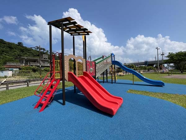 03湖辺底親水公園_遊具1