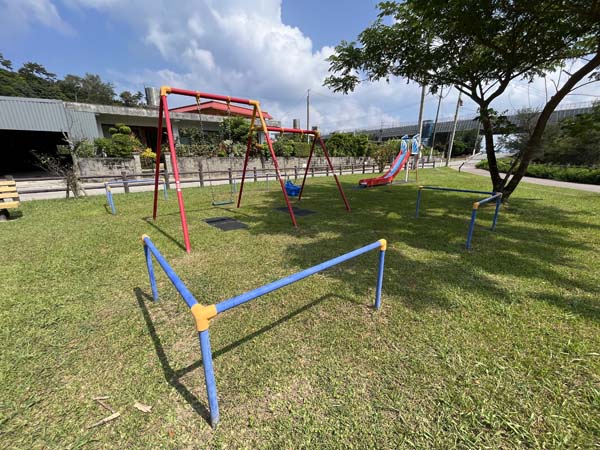 04湖辺底親水公園_遊具2