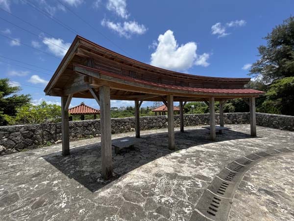 10浦添大公園_ふれあい広場_休憩所