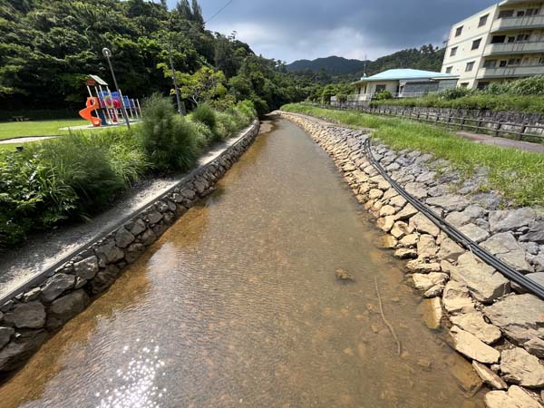 11湖辺底親水公園_川