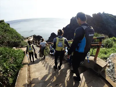 真栄田岬にある階段を下ります。