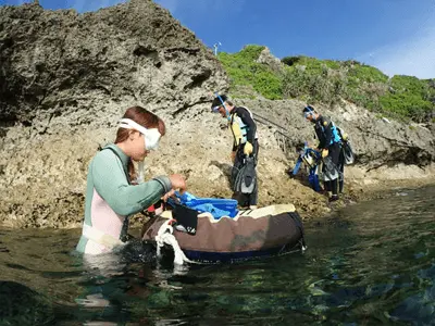 岩場から海に入ります。