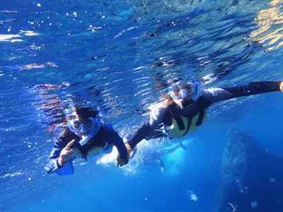 シュノーケルを楽しみながら、「青の洞窟」を目指します。