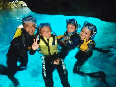 海側の入り口から「青の洞窟」に入ります。