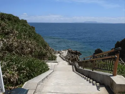 真栄田岬にある階段を下ります。