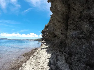 岩場に沿って、歩いて陸を進みます。