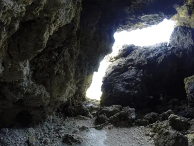 陸側にある「青の洞窟」入口に向かいます。