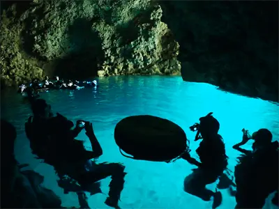 陸側から海に入り「青の洞窟」に到達します。